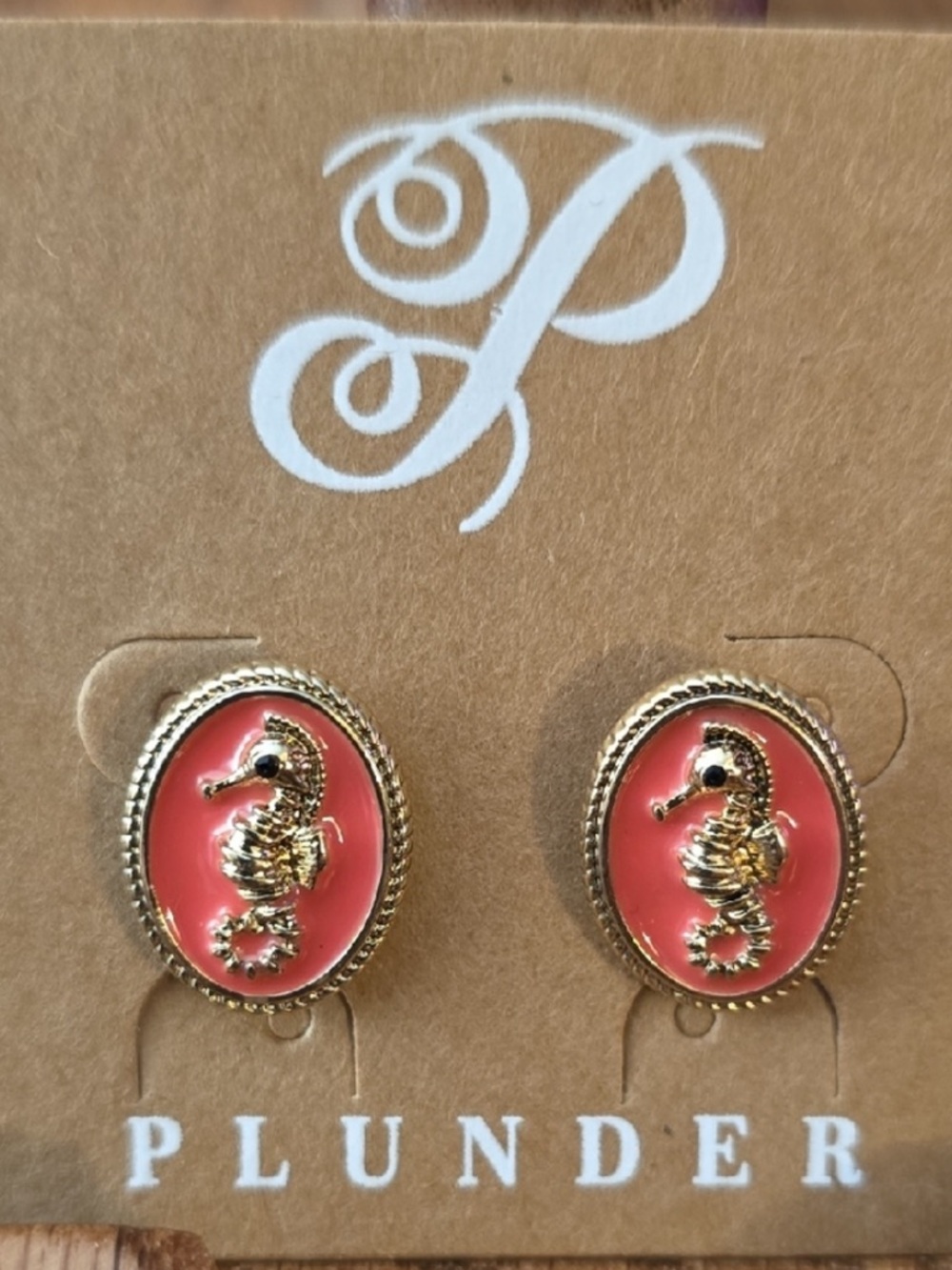 Plunder Pink Cameo Oval Stud Seahorse Earrings with Gold Trim NWT - Picture 2 of 10